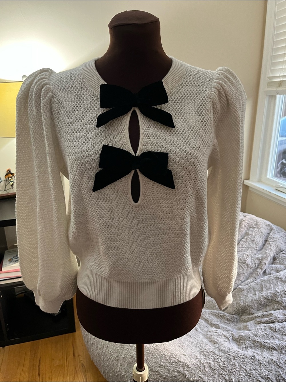 ALICE + OLIVIA Doris Puff Sleeve Sweater. M